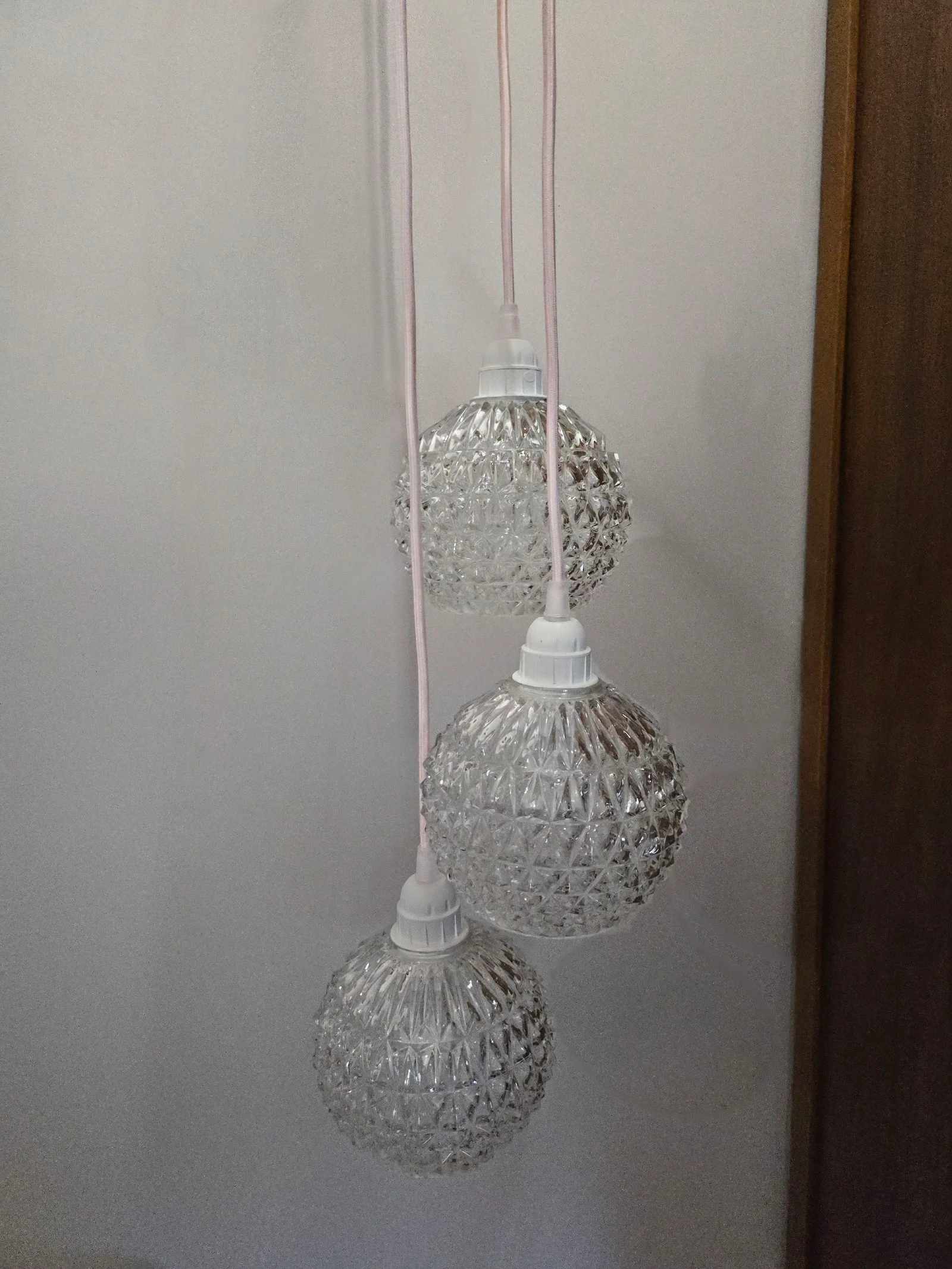 Suspensión cascade tres globos en vidrio cincelado vintage hilo rosa y elementos eléctricos blancos – photo 5